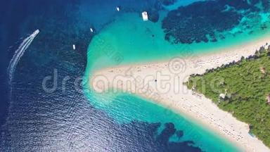 摩托艇<strong>驶过</strong>克罗地亚Brac岛上的沙滩Zlatni鼠